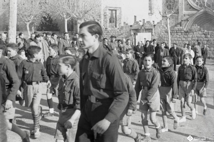 Acte politicoinstitucional amb la presència de l'alcalde Pau Muñoz Castanyer i d'altres personalitats, desfilada de joves membre de la falange a la plaça de Sant Pere d'Octavià.