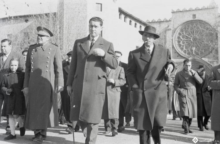 Acte politicoinstitucional, l'alcalde Pau Muñoz Castanyer, Nicolás Villar Recio i la resta d'assistents a la missa es dirigeixen cap al Casino Nacional als locals confiscats de la Unió Santcugatenca. 