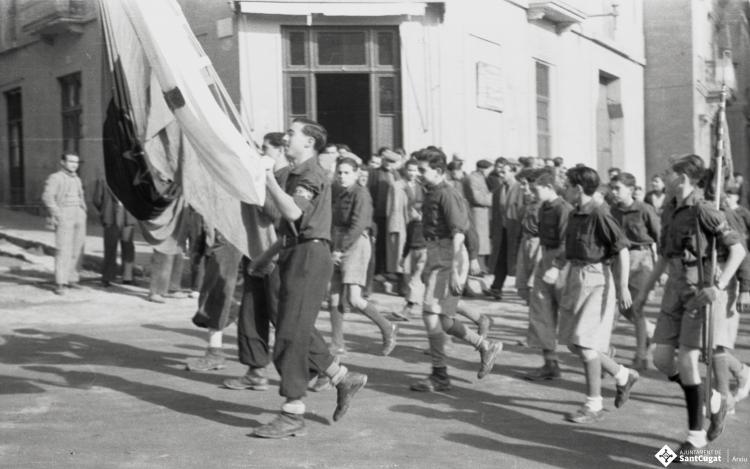 Acte politicoinstitucional, desfilada dels membres de la falange a l'altura dels Quatre Cantons. 