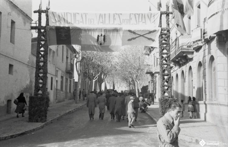 Acte politicoinstitucional, arcada amb les banderes del moviment falangista i la bandera preconstitucional, davant de la seu de la Falange a Cal Barbany. 