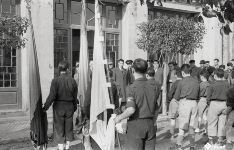 Acte politicoinstitucional, les autoritats reben els joves membres de la falange a la porta del Casino Nacional. 