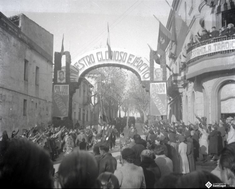 Celebració als Quatre Cantons davant de la seu de la Falange de Sant Cugat del Vallès  per la caiguda de Madrid en mans franquistes amb una: Salve de acción de gracias por la triunfal terminación de la guerra.
