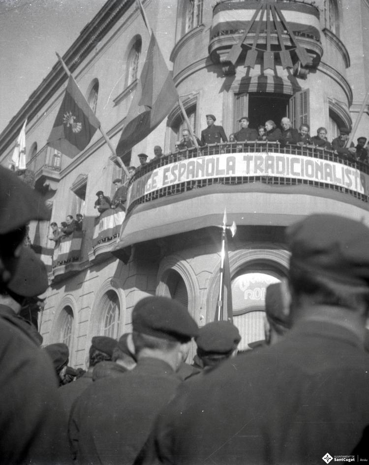 Celebració als Quatre Cantons davant de la seu de la Falange de Sant Cugat del Vallès  per la caiguda de Madrid en mans franquistes amb una: Salve de acción de gracias por la triunfal terminación de la guerra.