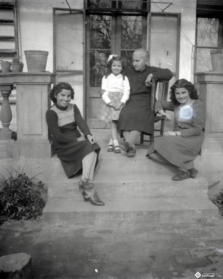 Elisabet Cabanas amb la seva àvia i les seves ties, Matilde i Montserrat, al jardí de Cal Cabanas, a la casa familiar de la carretera de Cerdanyola.