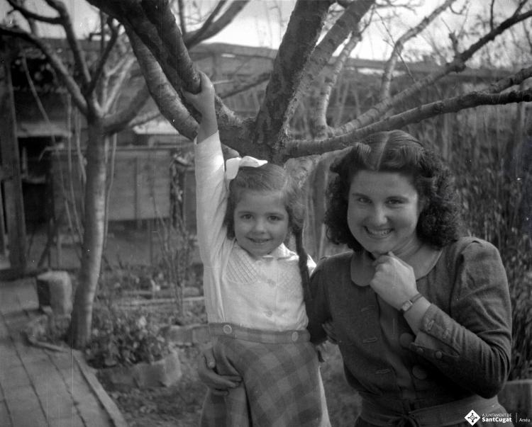 Elisabet Cabanas amb la seva tia Montserrat Cabanas, a la casa familiar de la carretera de Cerdanyola.