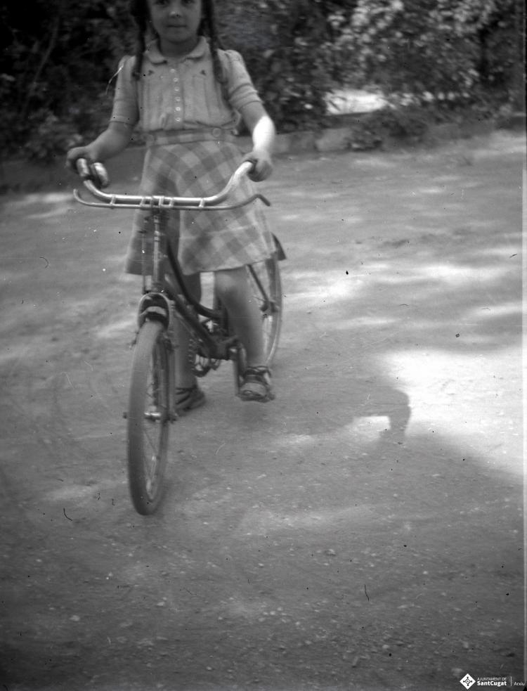 Elisabet Cabanas en bicicleta.