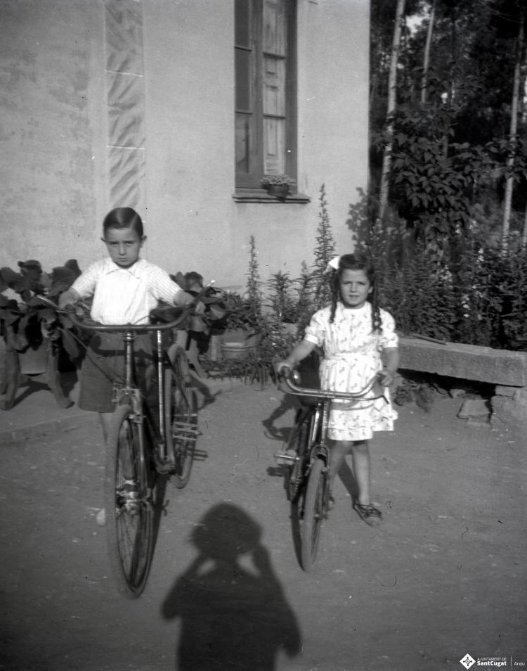 Elisabet Cabanas i el seu cosí en bicicleta.