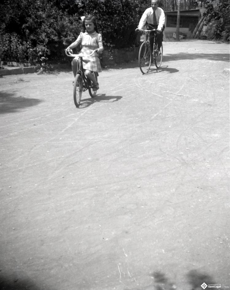 Elisabet Cabanas i el seu pare, Joan Cabanas Alibau, en bicicleta.