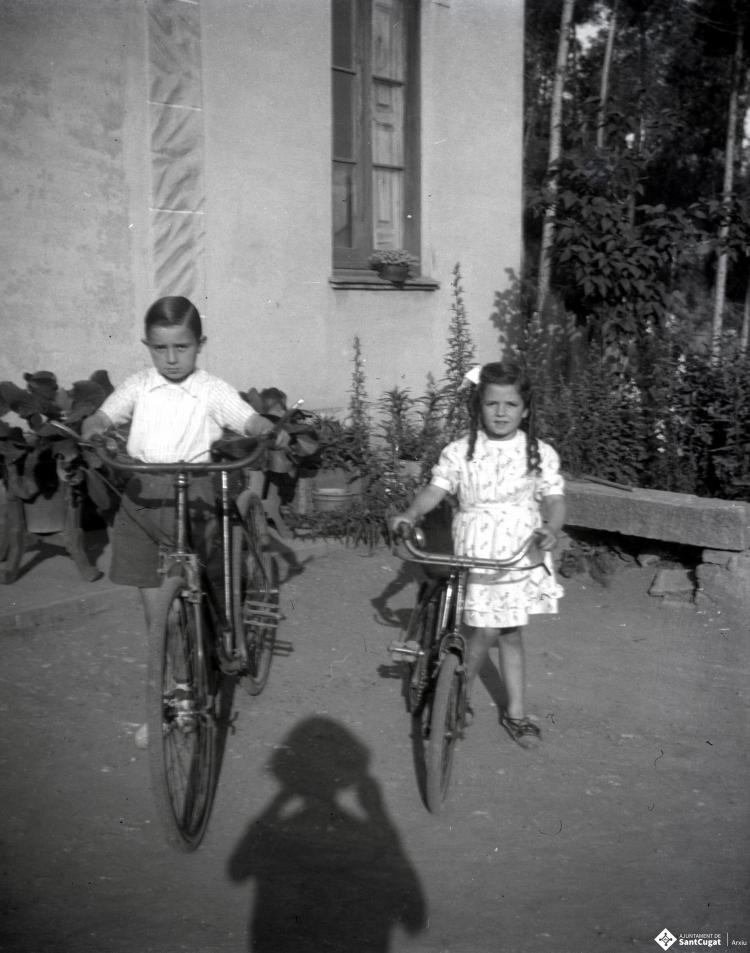 Elisabet Cabanas i el seu cosí en bicicleta.