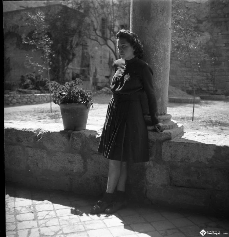 Noia retratada a la llotgeta del claustre.