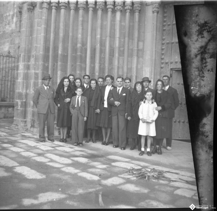 Retrat de grup davant de la portalada de Sant Pere d'Octavià amb motiu d'un enllaç matrimonial.