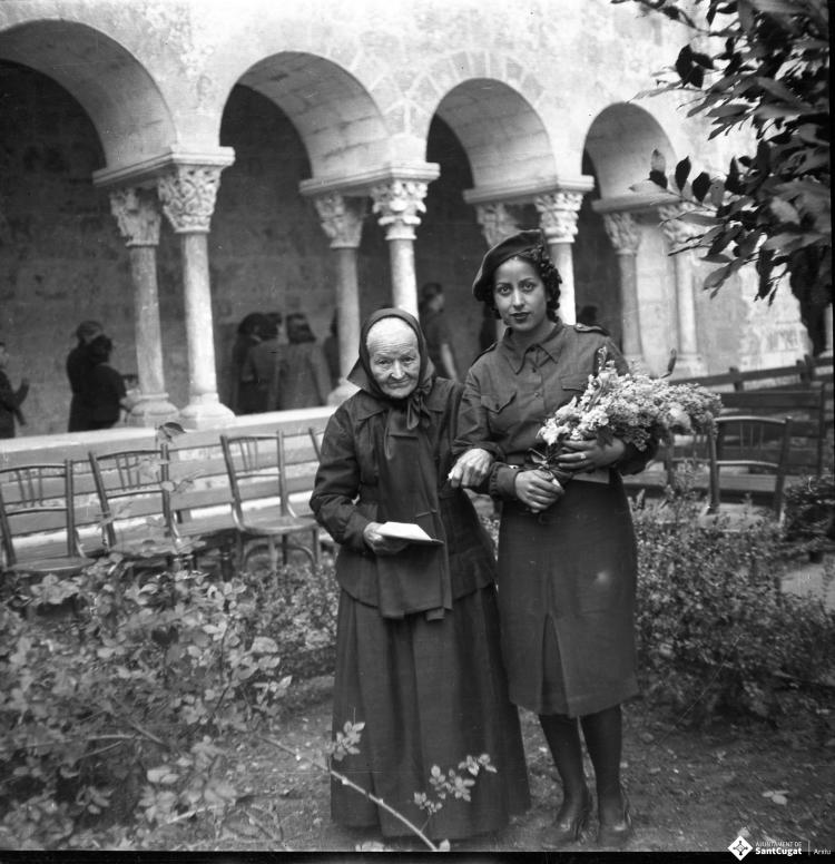 Homenatge a la Vellesa. Asunción Paraíso acompanyant una dona gran (sense identificar).