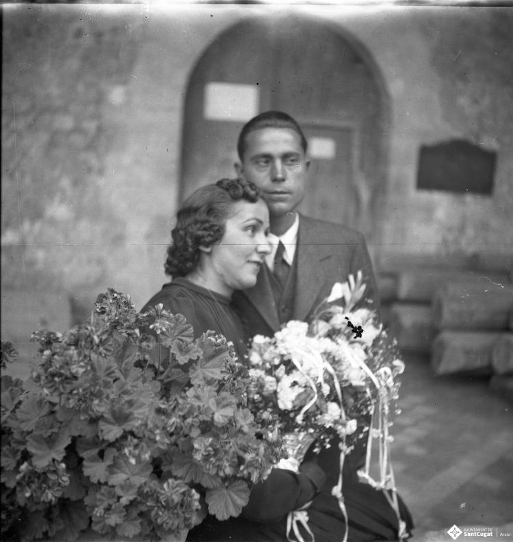 Casament Castellví, retrat dels nuvis davant del claustró del Monestir.