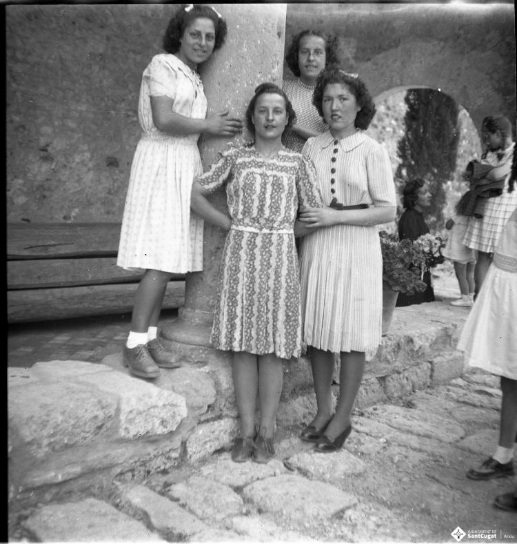 Noies retratades al claustró del Monestir.