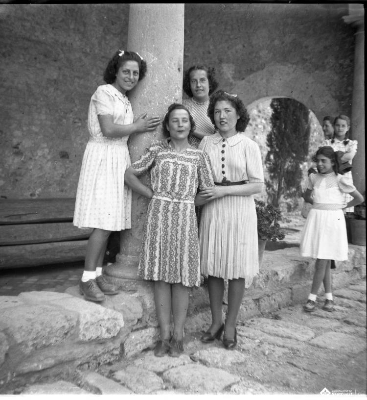 Noies retratades al claustró del Monestir.