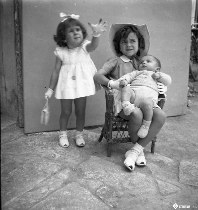 Retrats d'infants al pati del fotògraf.