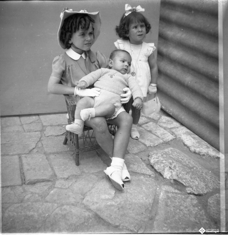 Retrats d'infants al pati del fotògraf.