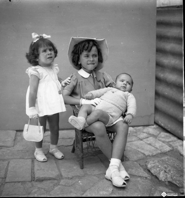 Retrats d'infants al pati del fotògraf.