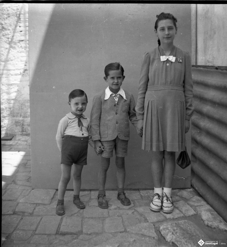 Retrats d'infants al pati del fotògraf.