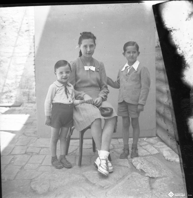 Retrats d'infants al pati del fotògraf.