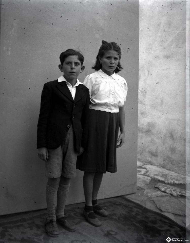 Retrat d'infants al pati del fotògraf.