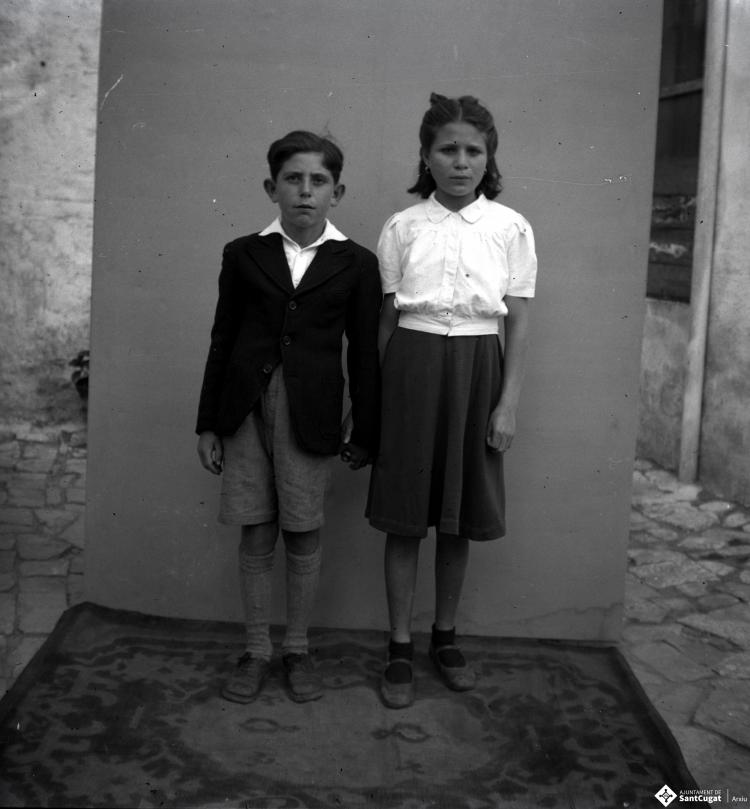 Retrat d'infants al pati del fotògraf.