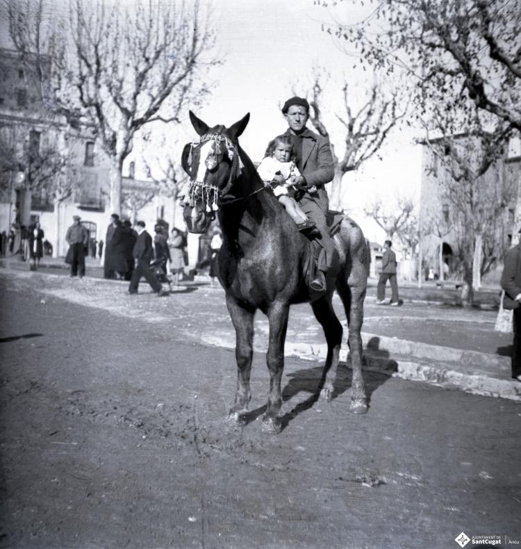 Tres Tombs, retrat d'un home i una nena a cavall, a la plaça d'Octavià.