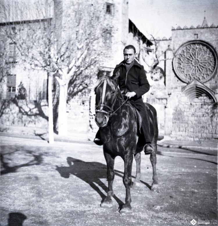 Tres Tombs, retrat d'un home muntant a cavall, a la plaça d'Octavià.
