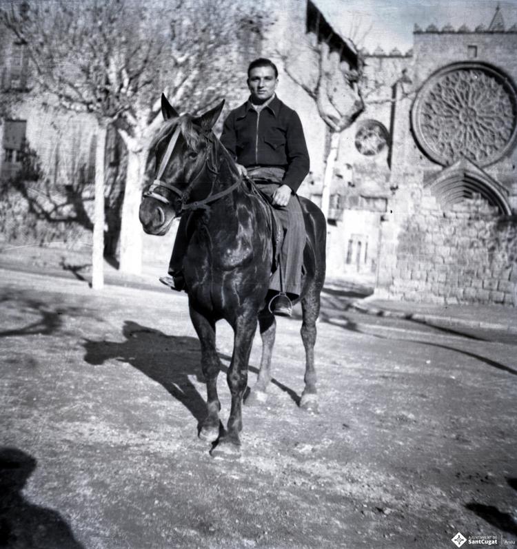 Tres Tombs, retrat de Jaume Campmany Trabal  a cavall, a la plaça d'Octavià.