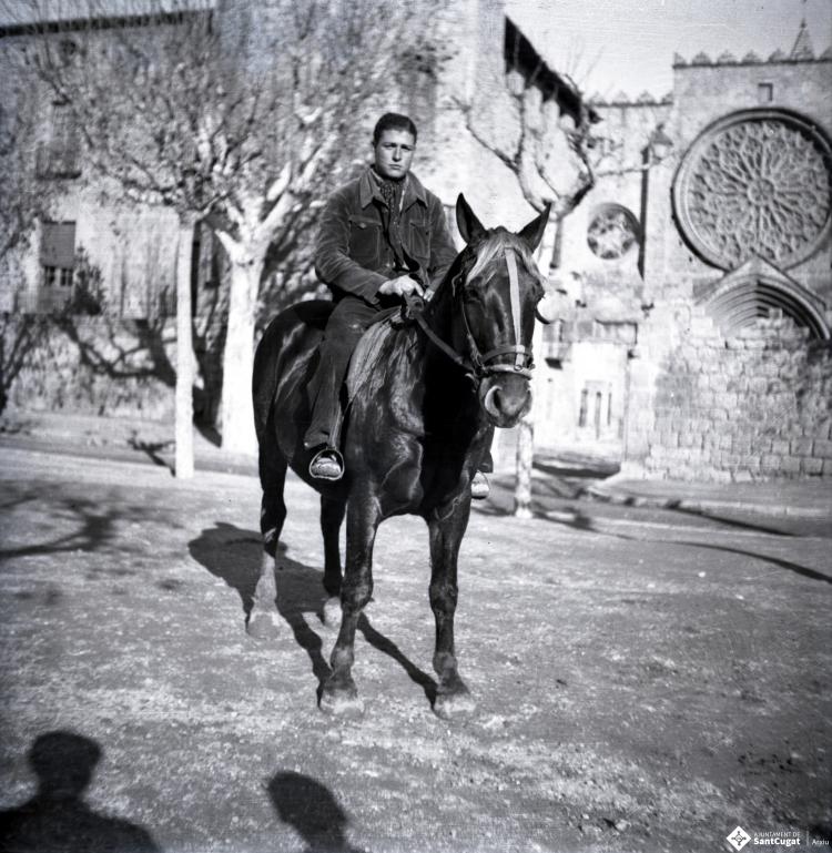 Tres Tombs, retrat d'un home muntant a cavall, a la plaça d'Octavià.
