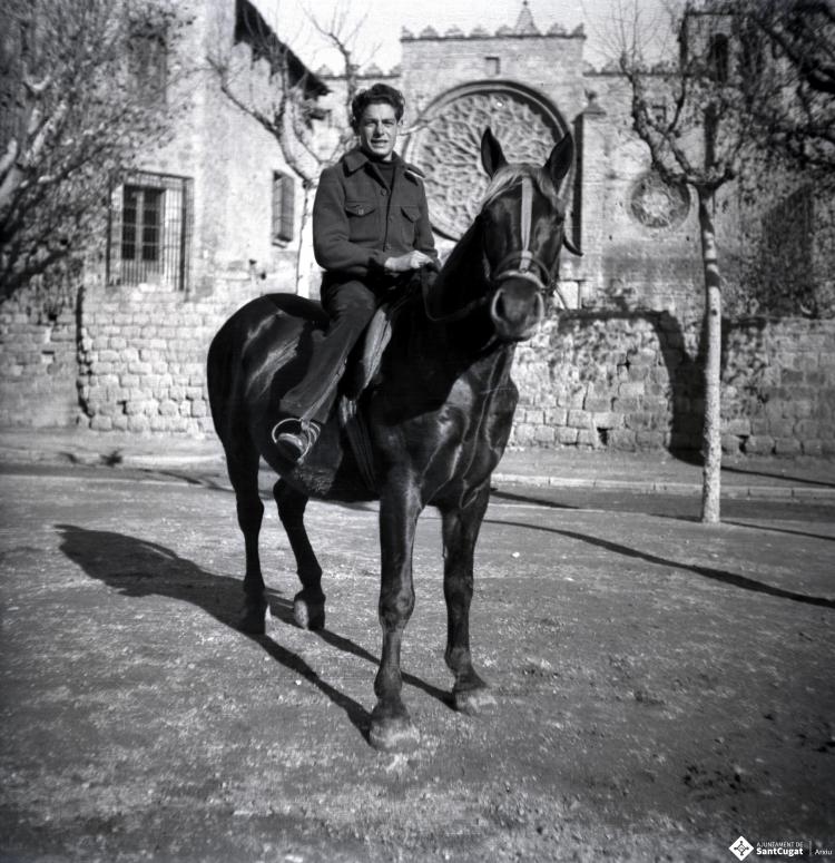 Tres Tombs, retrat d'un home muntant a cavall, a la plaça d'Octavià.
