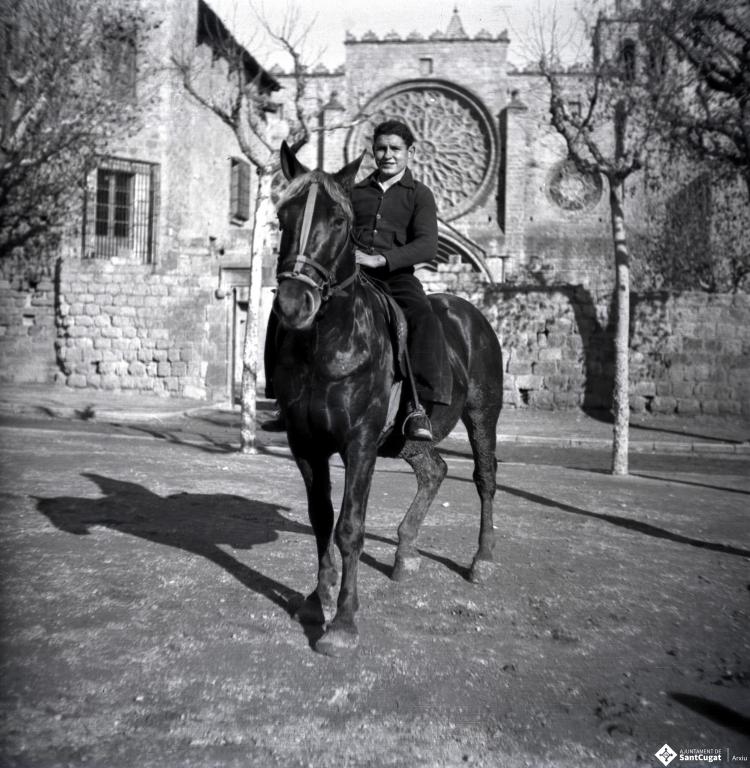 Tres Tombs, retrat d'un home muntant a cavall, a la plaça d'Octavià.