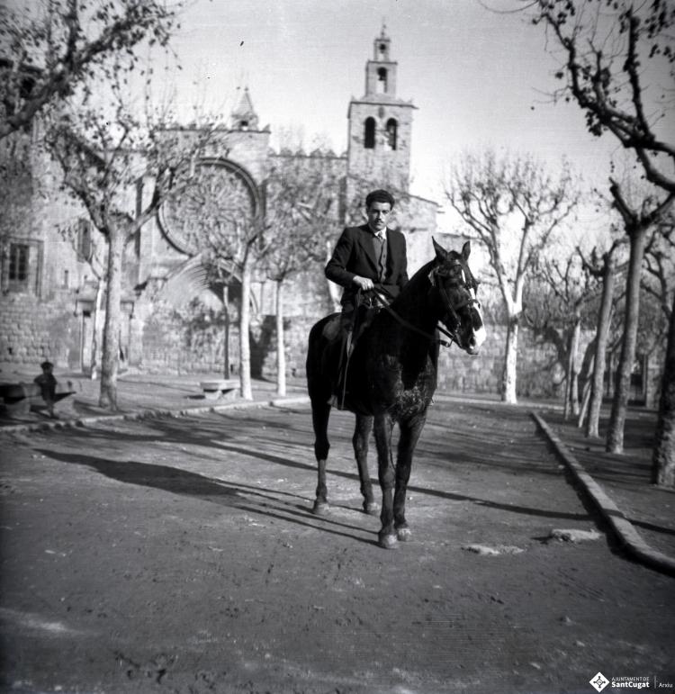 Tres Tombs, retrat de Pere Pahisa Bigas, a la plaça d'Octavià.