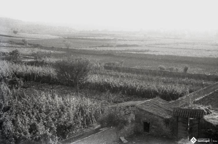Masia Torreblanca, vistes de l'edifici i dels camps de conreu.