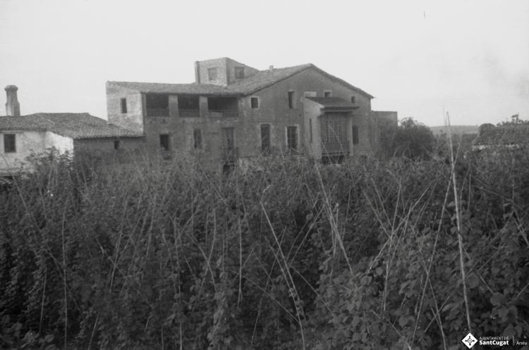 Masia Torreblanca, vistes de l'edifici i dels camps de conreu.