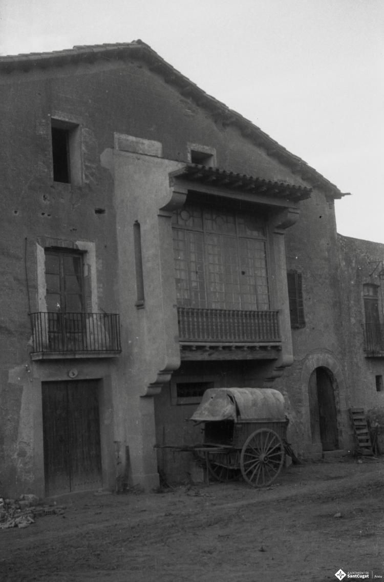 Masia Torreblanca, vistes de l'edifici i dels camps de conreu.