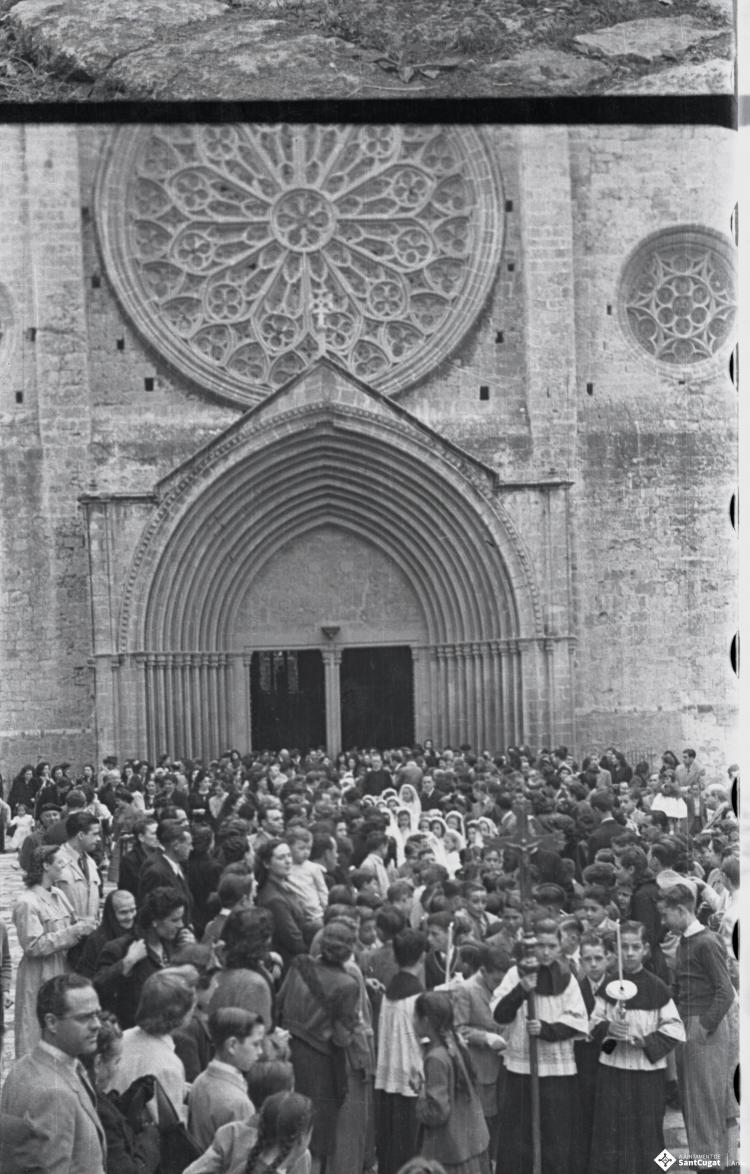 Celebració d'una missa a l'església de Sant Pere d'Octavià. Assistents reunits a la llotgeta a la sortida de la cerimònia religiosa.