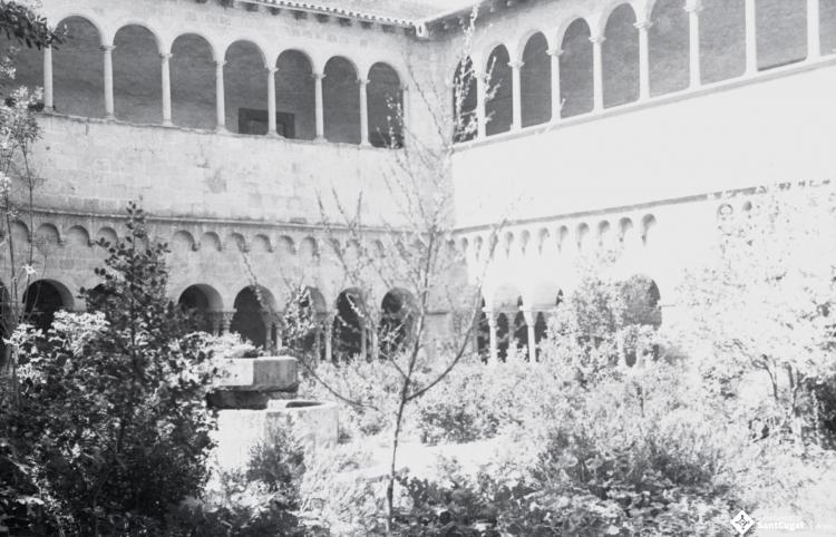 Vistes del Claustre del Monestir de Sant Cugat del Vallès.