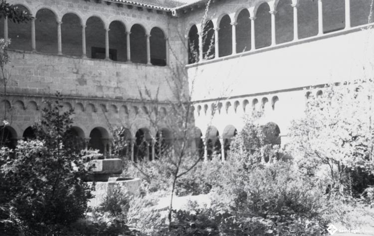 Vistes del Claustre del Monestir de Sant Cugat del Vallès.