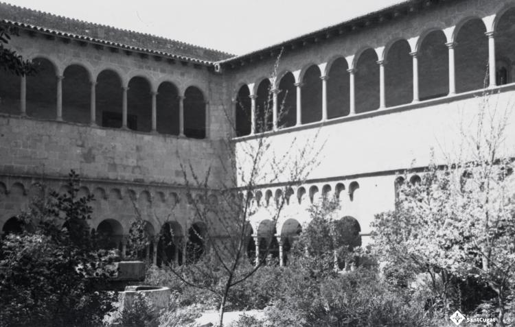 Vistes del Claustre del Monestir de Sant Cugat del Vallès.