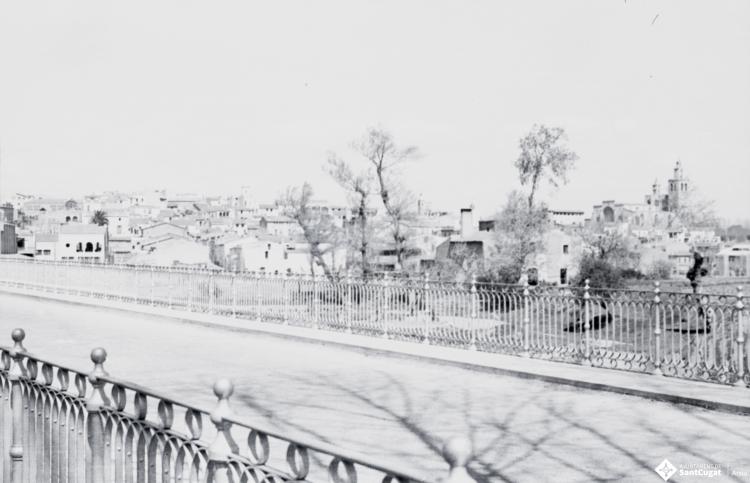 Vistes panoràmiques de Sant Cugat del Vallès des del pont Gros al carrer de Francesc Moragas.