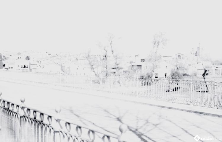 Vistes panoràmiques de Sant Cugat del Vallès des del pont Gros al carrer de Francesc Moragas.