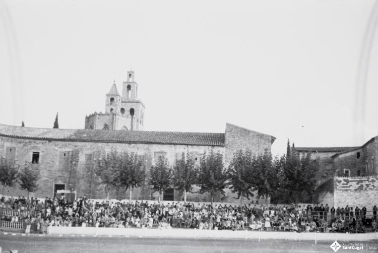 Espectadors a l'antic camp de futbol, ubicat als actuals jardins del Monestir.
