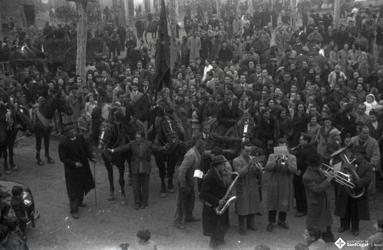 Sant Antoni Abat. Arribada dels banderers, Vicenç Gorchs Trabal (Cal Ferro), Jaume Campmany Trabal i Joan Mata Trabal a la plaça d'Octavià.