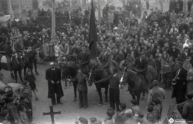 Sant Antoni Abat. Arribada dels banderers, Vicenç Gorchs Trabal (Cal Ferro), Jaume Campmany Trabal i Joan Mata Trabal a la plaça d'Octavià.