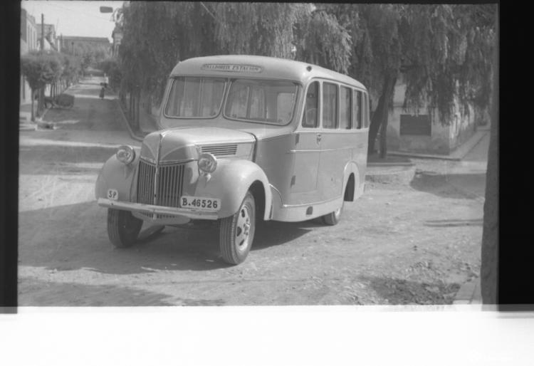 Autobús de la ruta a l'estació de Valldoreix aturat a la plaça del Doctor Galtés.