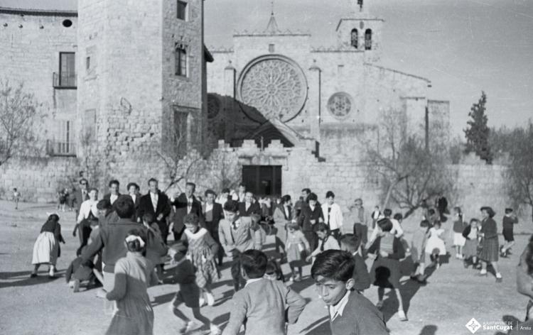 Menuts i grans en actitud festiva a la plaça d'Octavià.