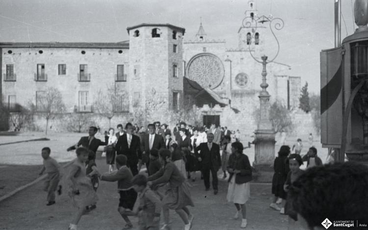 Menuts i grans en actitud festiva a la plaça d'Octavià.
