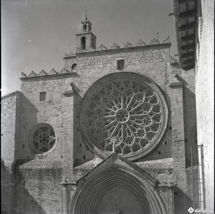Façana principal de l'església de Sant Pere d'Octavià.