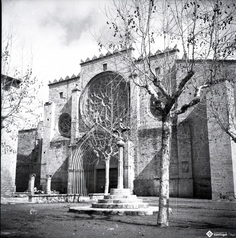 Vista de l'església de Sant Pere d'Octavià i la creu de terme.